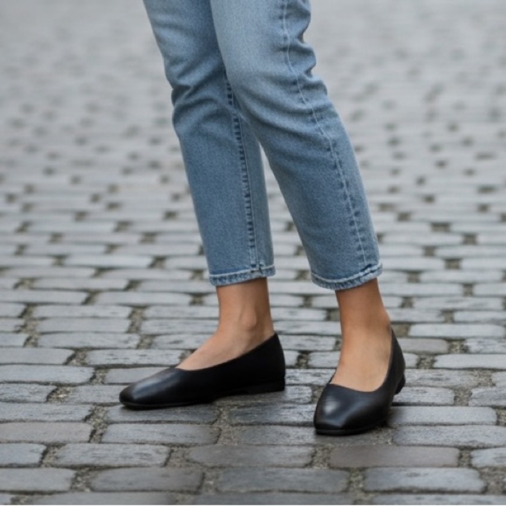 Leather slip on the Kimiko by Bella Vita. Size 9.5 GUC #51-2551 - Picture 2 of 13